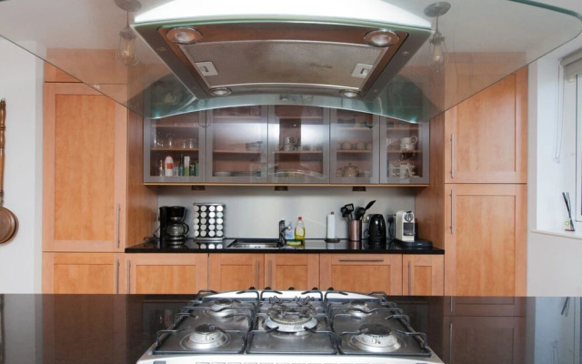 2 Bedroom Flat In Holyrood Area