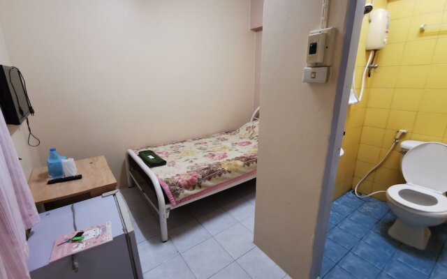 OYO Flight Hut Hotel