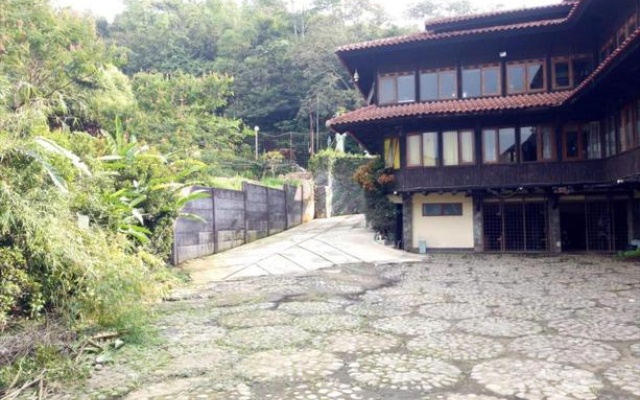 GS Rumah Kayu Syariah – Outside – Parompong
