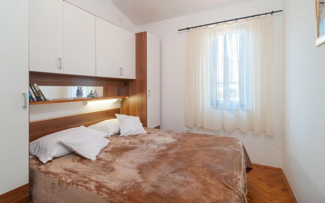 Nice Home in Split With Sauna, Wifi and 7 Bedrooms