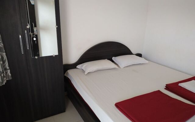 Iroomz Hotel Gananjaya - Hostel
