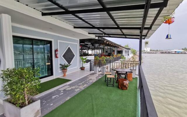 Chaiyai River Front Hotel