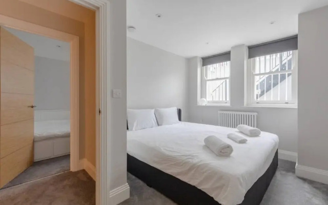 Chic & Spacious 2BD Flat -2 Mins to Baron's Court