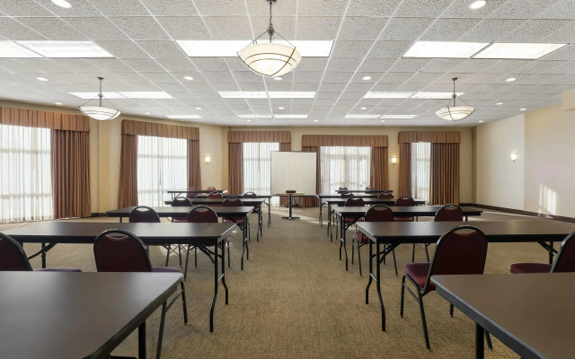 MainStay Suites Fitchburg - Madison