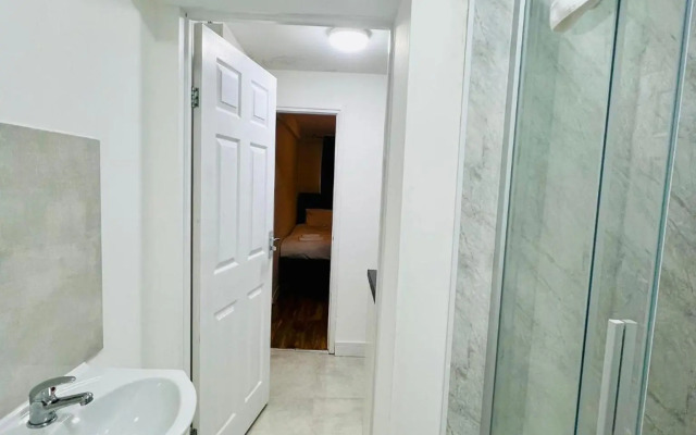 OYO The Bridge House Hotel