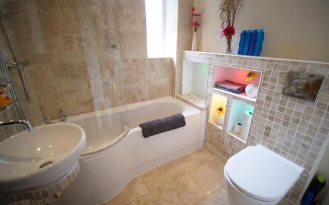 Town Centre Apartment Sleeps 9