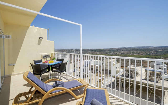 Summer Breeze with Panoramic terrace by Getaways Malta