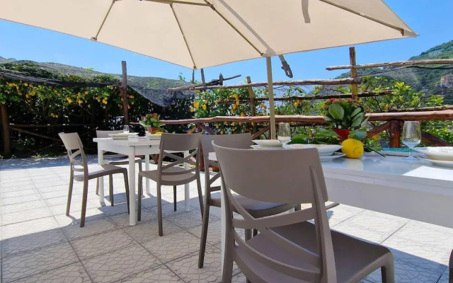 Villa in Lemon Grove With Sea Views & Sea Breeze