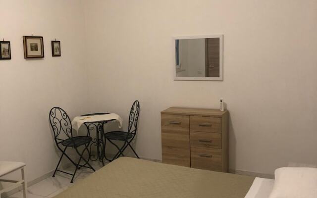 Room In Apartment Two Flowers Guest House