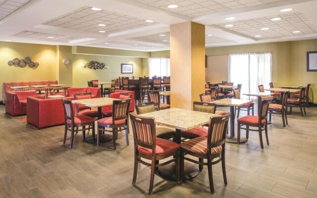 La Quinta Inn & Suites St. Louis Airport - Riverport