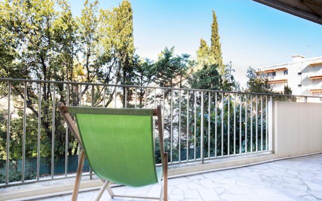 Cute beachfront apartment in the district of Salis, Antibes