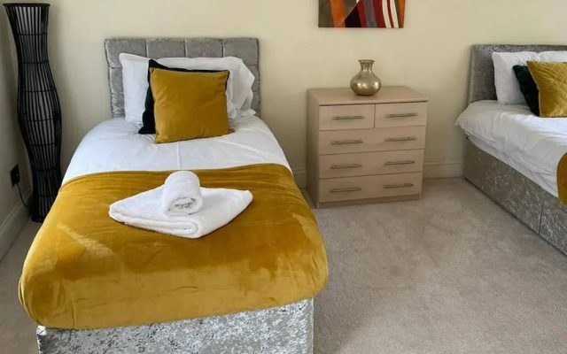 Spacious 3BR Home in Bedford for Big Groups