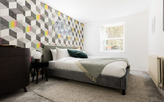 The Kensington Grove - Stylish 2BDR Flat with Private Patio