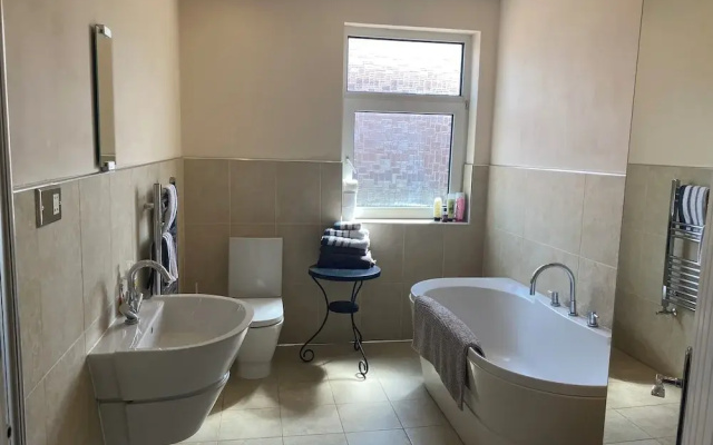 6 Bed-sleeps 12-hot Tub-free Parking-pet Friendly
