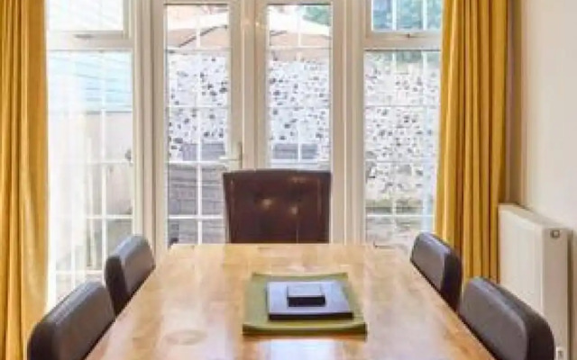 Host Stay Grosvenor Hill
