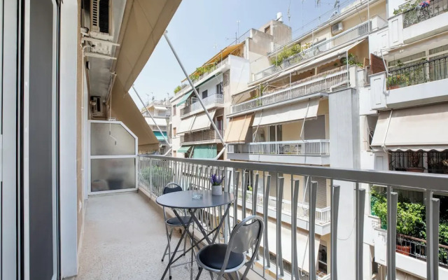 Glimmer 2-Bedroom Apartment in Athens