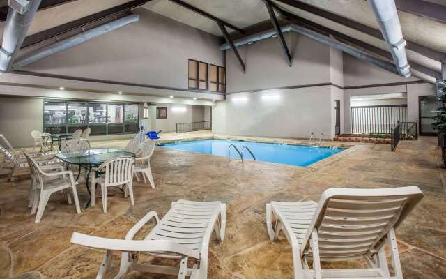 Days Inn & Suites by Wyndham Tyler