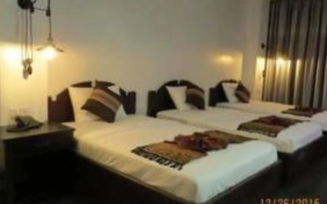 Yeak Loam Hotel