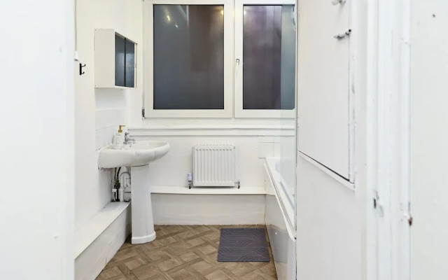 Kingston Duplex Apt Balcony, Parking & Wi-fi