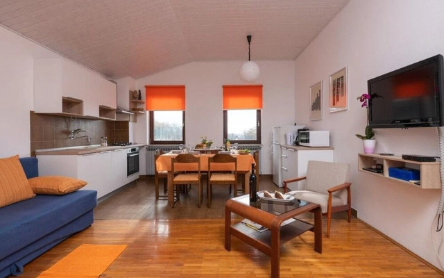 Bruno - Spacious Yard - A1