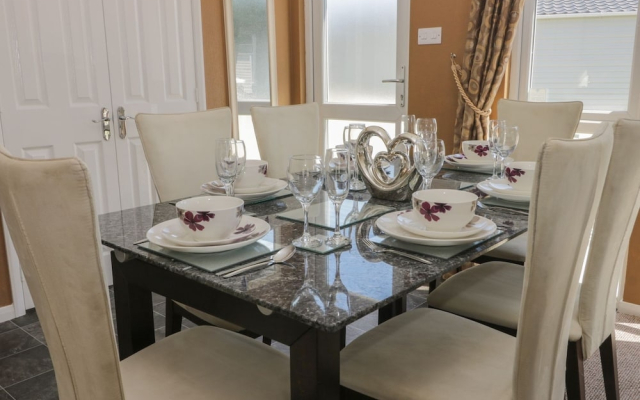 Impeccable 3-Bed Lodge At Cayton Bay Holiday Park