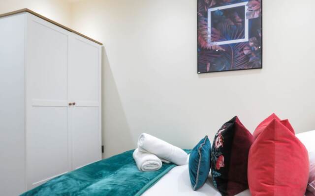 Tudors eSuites Birmingham Townhouse Private Garden Free Parking