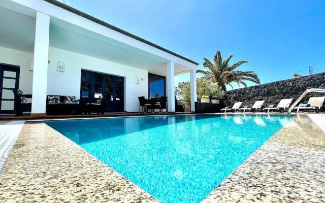 Beautiful 5-bed Villa in Playa Blanca