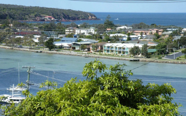 Pacific Heights Holiday Apartments and Munn’s Tower House