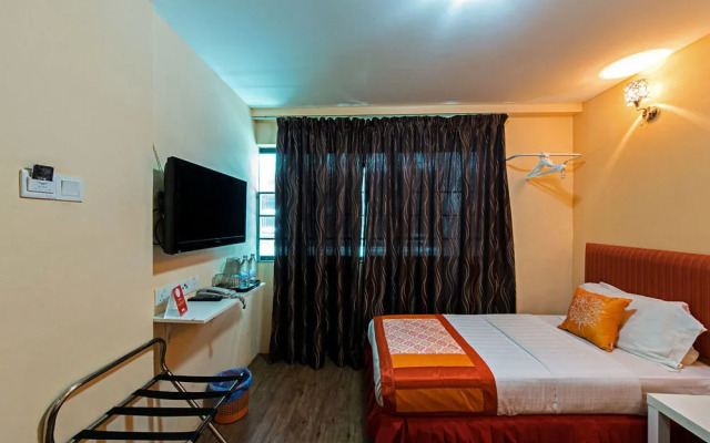 OYO 137 1st Centro Hotel