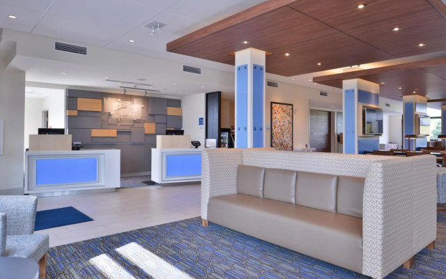 Holiday Inn Express & Suites Olathe West by IHG