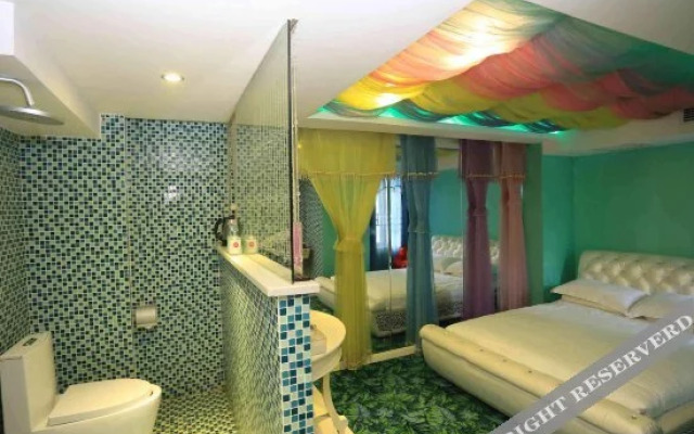 Chongqing Beiouchujian Couple Hotel(Guanyinqiao Pedestrian Street Light Rail Station Store)