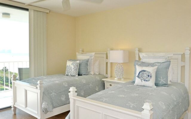 Inviting Condo on Beach With Pool and Tennis Courts