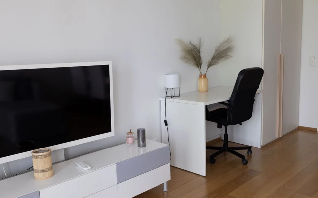 2ndhomes Cozy 1BR Home w Balcony