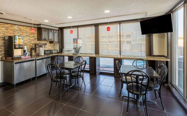 Super 8 by Wyndham Tulsa/Arpt/St Fairgrounds