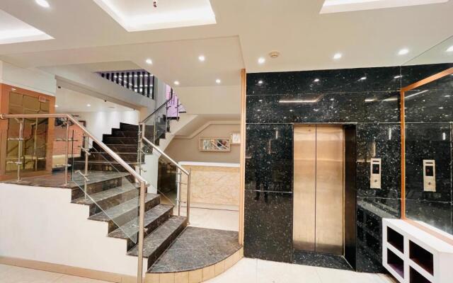 Qotel Hotel AT Residency Kaushambi