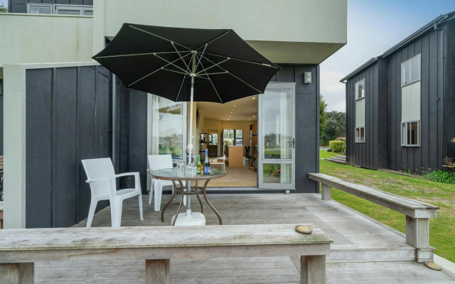 Hosts on the Coast Stay and Play