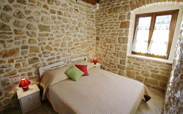 Josi - With Jacuzzi - H