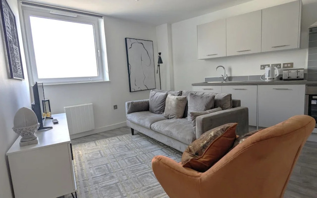 Modern 2 Bed Apt - 15 Mins to Birmingham