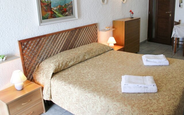 A charming studio apartment with terrace overlooking the sea