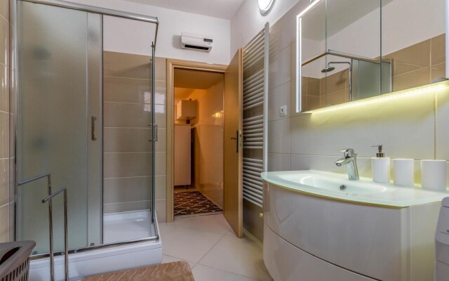 Beautiful Apartment in Liznjan With Wifi and 1 Bedrooms
