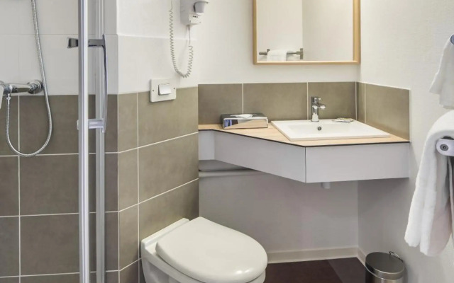 Carre Pau Airport Hotel