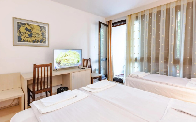 Hotel Pela
