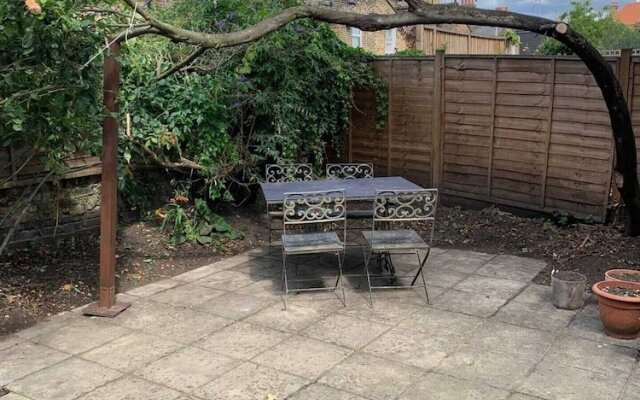 Charming 2 Bedroom Home 3 Near Arsenal Station