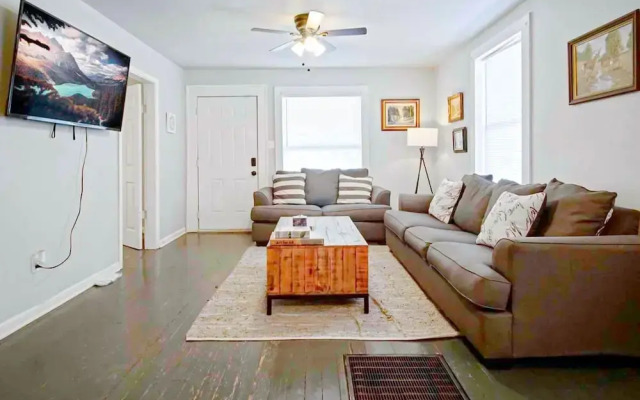 2BR Cozy House Near Plaza District