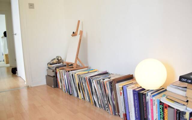 Light And Spacious Home In Battersea Square