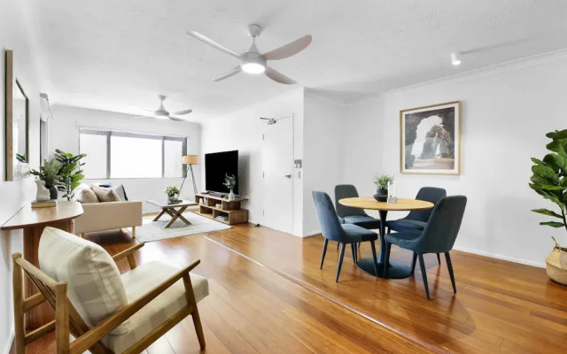 Coastal 2-bed With Balcony, 200m From Beach