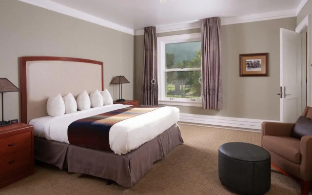 Mammoth Hot Springs & Cabins - Inside the Park
