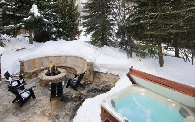 Lupine Residence 5 Bedroom Home by RedAwning