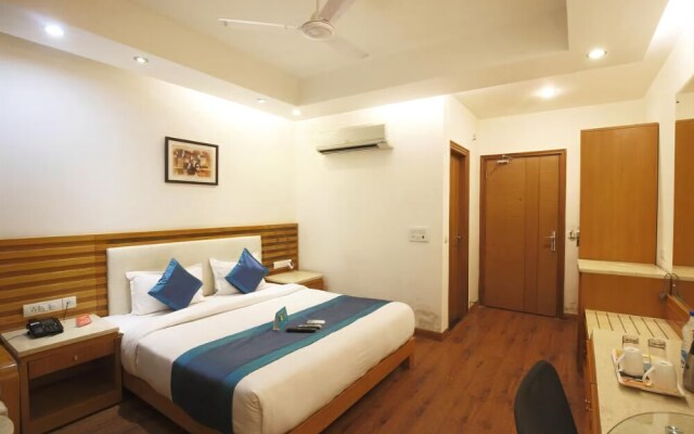 FabHotel Signature Cyber Park