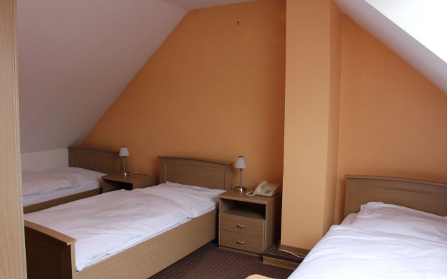 Angelis Pension - Restaurant zum grunen Baum